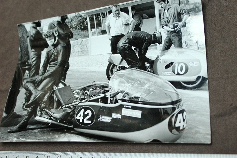 Foto BSA zijspan met coureur Michael Boddice TT, Ophalen of Verzenden, Gelezen