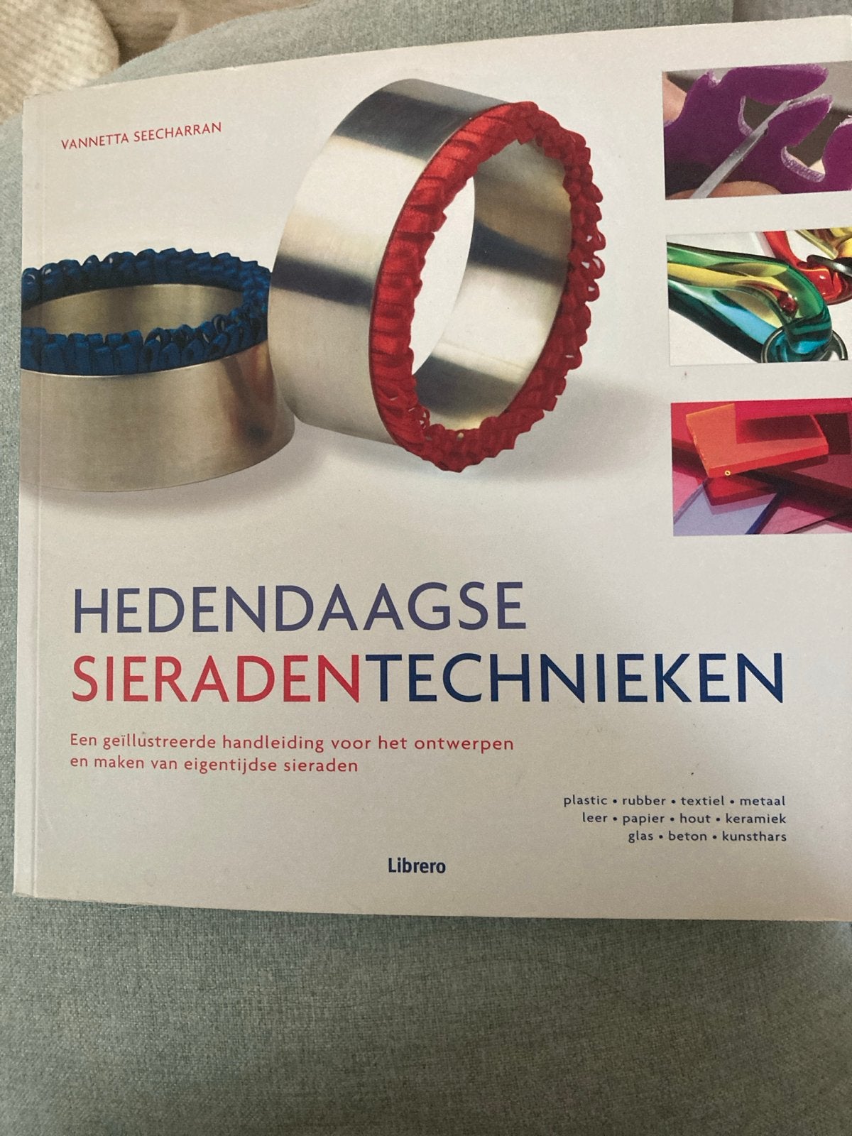 Hedendaagse Sieradentechnieken - Boek over sieraden maken, Boeken, Hobby en Vrije tijd, Ophalen of Verzenden, Gelezen, Sieraden maken