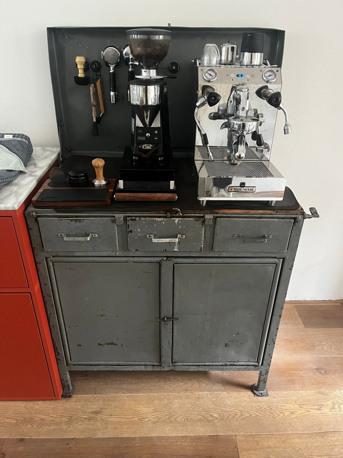 Industriele werkbank/koffiekast., Ophalen, Gebruikt, Met deur(en), 50 tot 100 cm