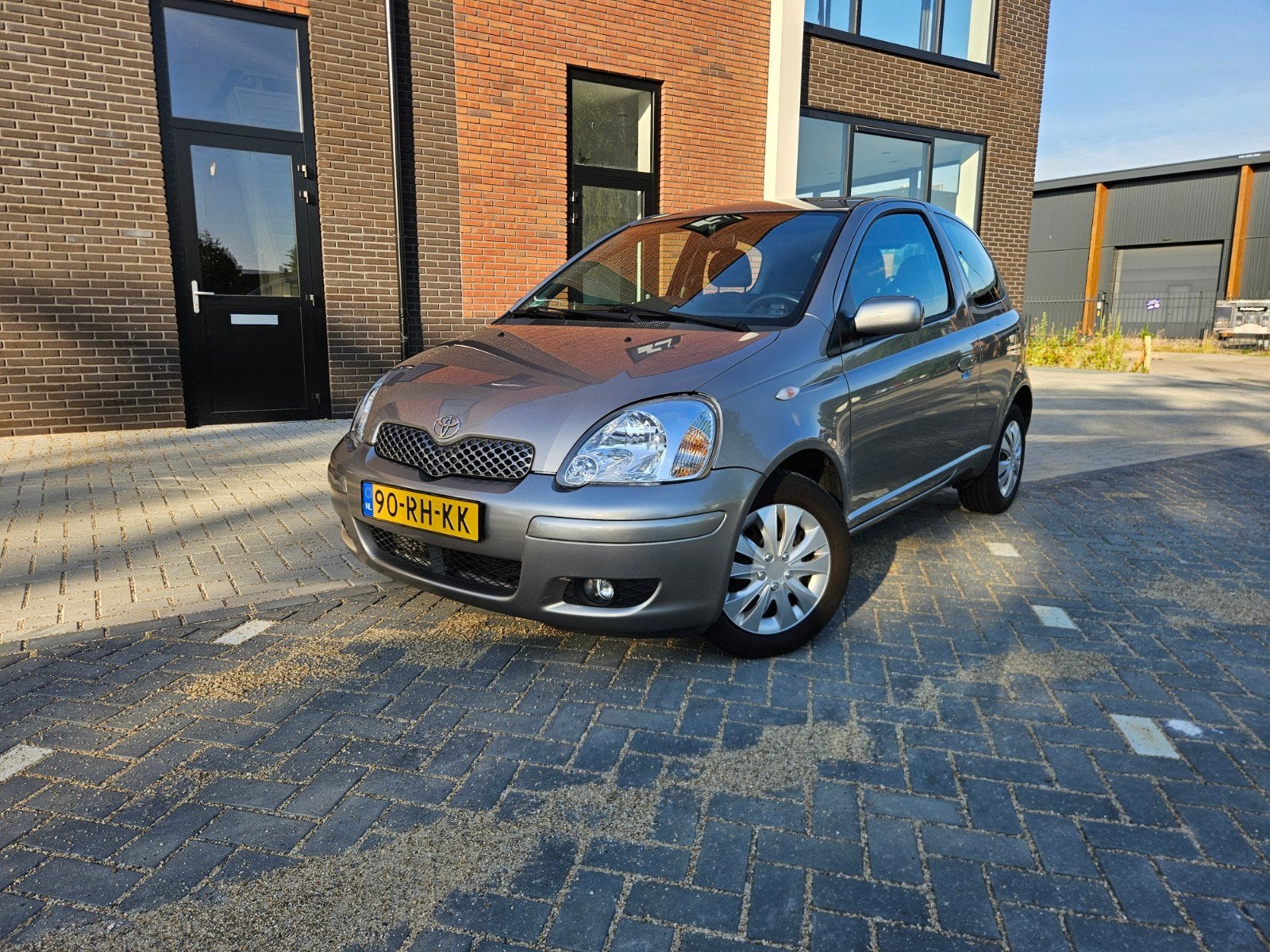 Toyota Yaris 1.3 16V Vvti 3DR Linea Terra 2005 Grijs, Auto's, Voorwielaandrijving, Stof, 4 cilinders, 400 kg