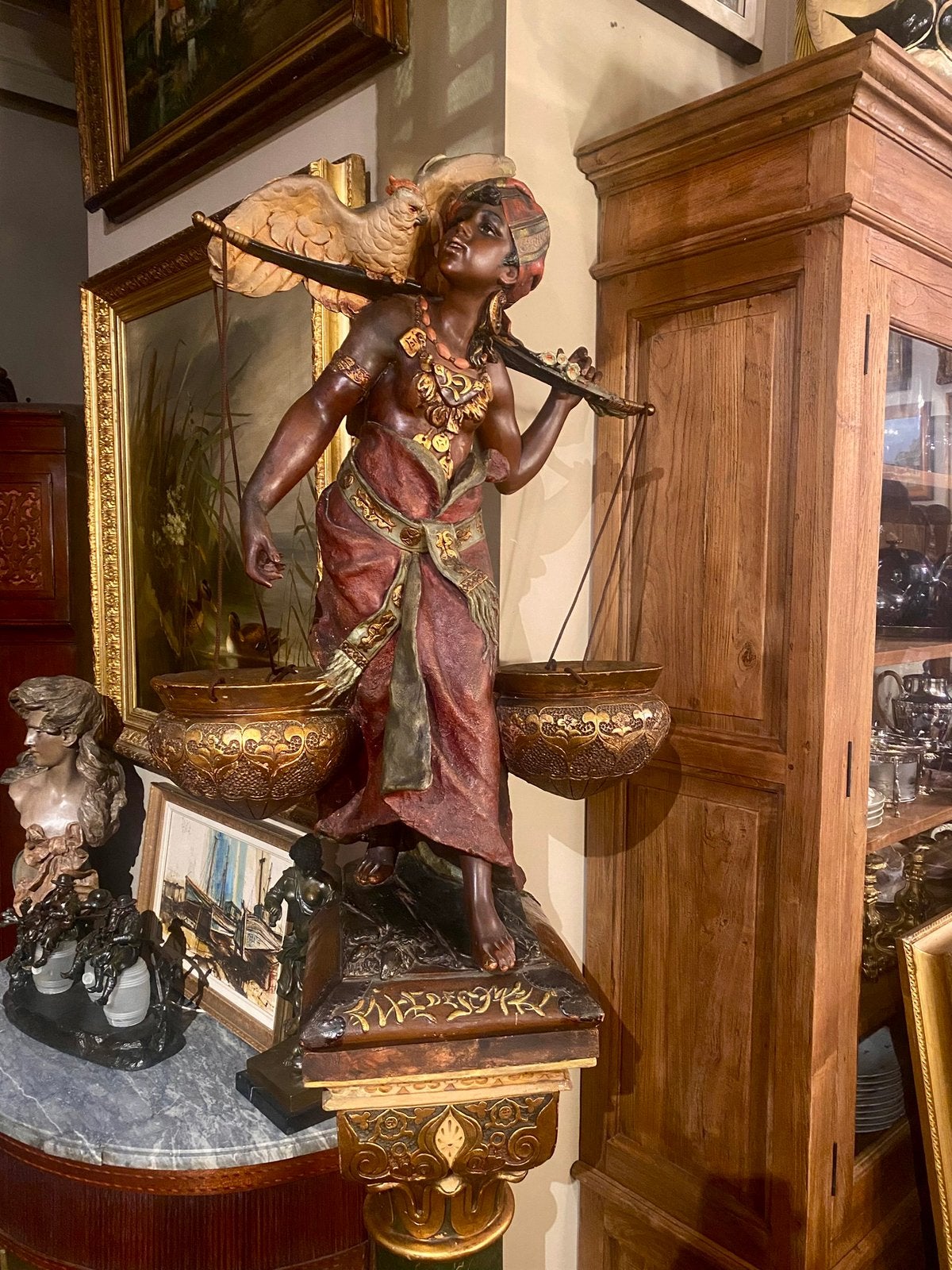 Oriëntaal pholichroom waterdraagster, met papagaai op zuil., Antiek en Kunst, Ophalen, Steen of Keramiek