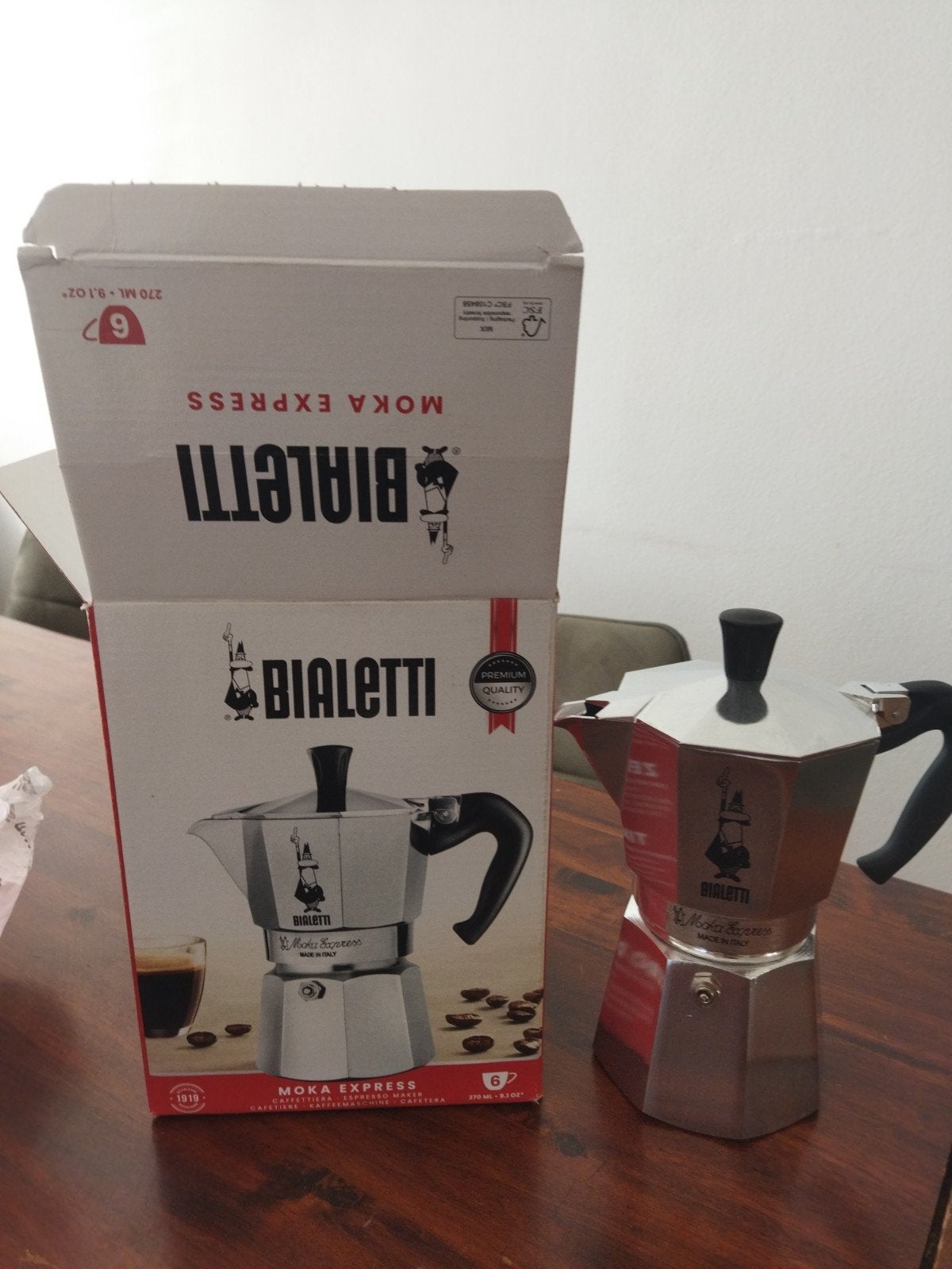 Nieuwe Bialetti Moka Express 6 kops - Ongebruikt, Witgoed en Apparatuur, Overige modellen, Nieuw, Gemalen koffie, Ophalen of Verzenden