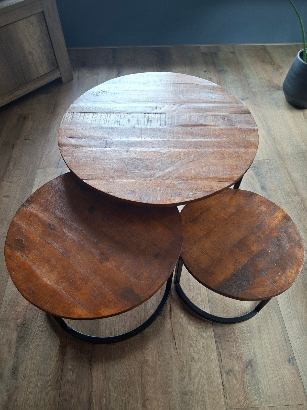 Set van 3 ronde houten bijzettafels - industrieel design, Huis en Inrichting, Gebruikt, Rond, 55 tot 75 cm, Industrieel