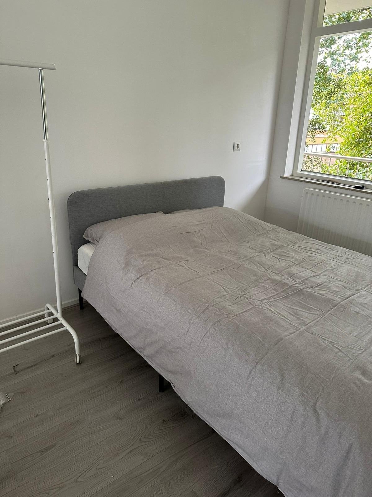 IKEA SLATTUM bed 140x200 met lattenbodem en matras, Ophalen, 140 cm, Zo goed als nieuw, Twijfelaar