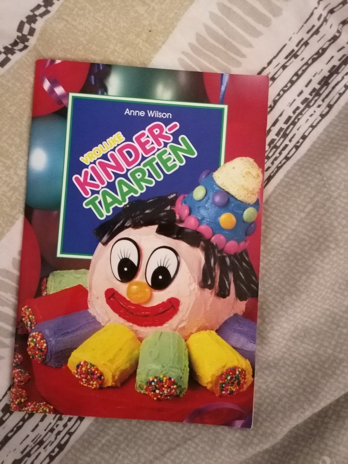 Vrolijke Kinder Taarten - Anne Wilson - Bakboek, Gelezen, Anne Wilson, Ophalen of Verzenden, Taart, Gebak en Desserts