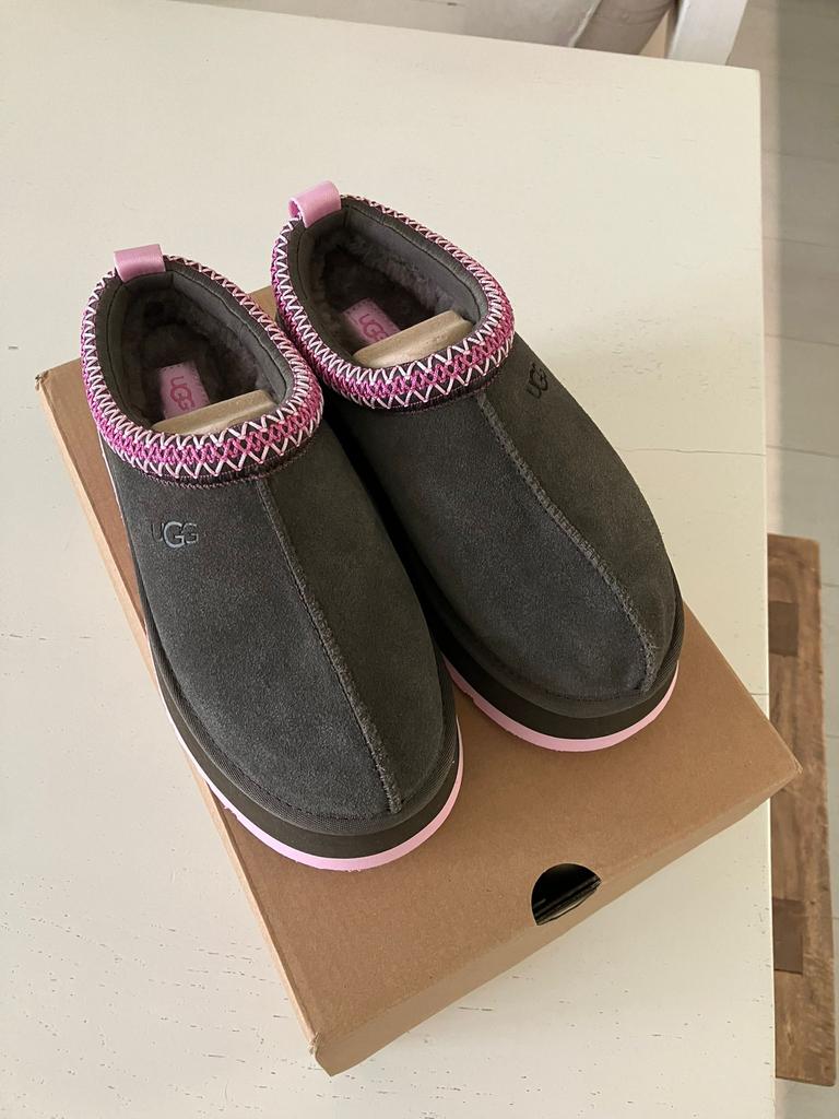 NIEUWE UGG TAZZ II SMOOK/VIOLET MT. 38, Kleding | Dames, Schoenen, Bruin, Nieuw, Ophalen of Verzenden, Pantoffels of Sloffen