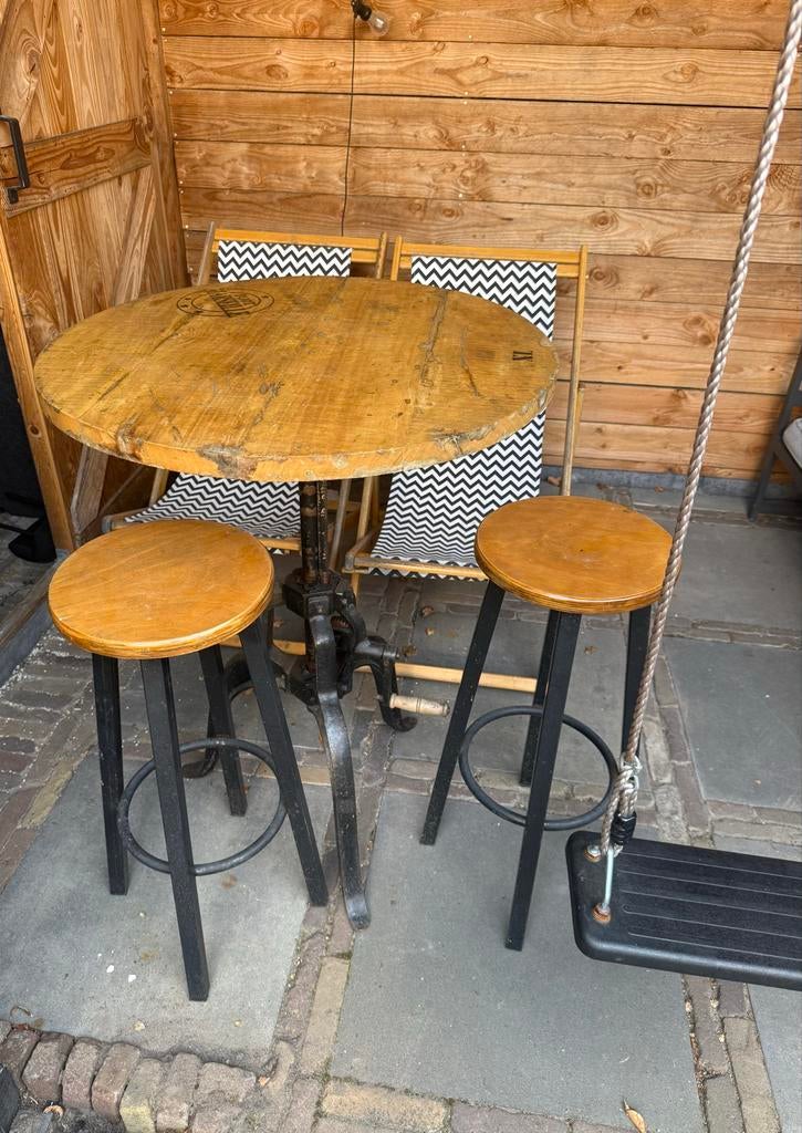 Industriële bartafel met twee krukken, Ophalen of Verzenden, In hoogte verstelbaar, Gebruikt