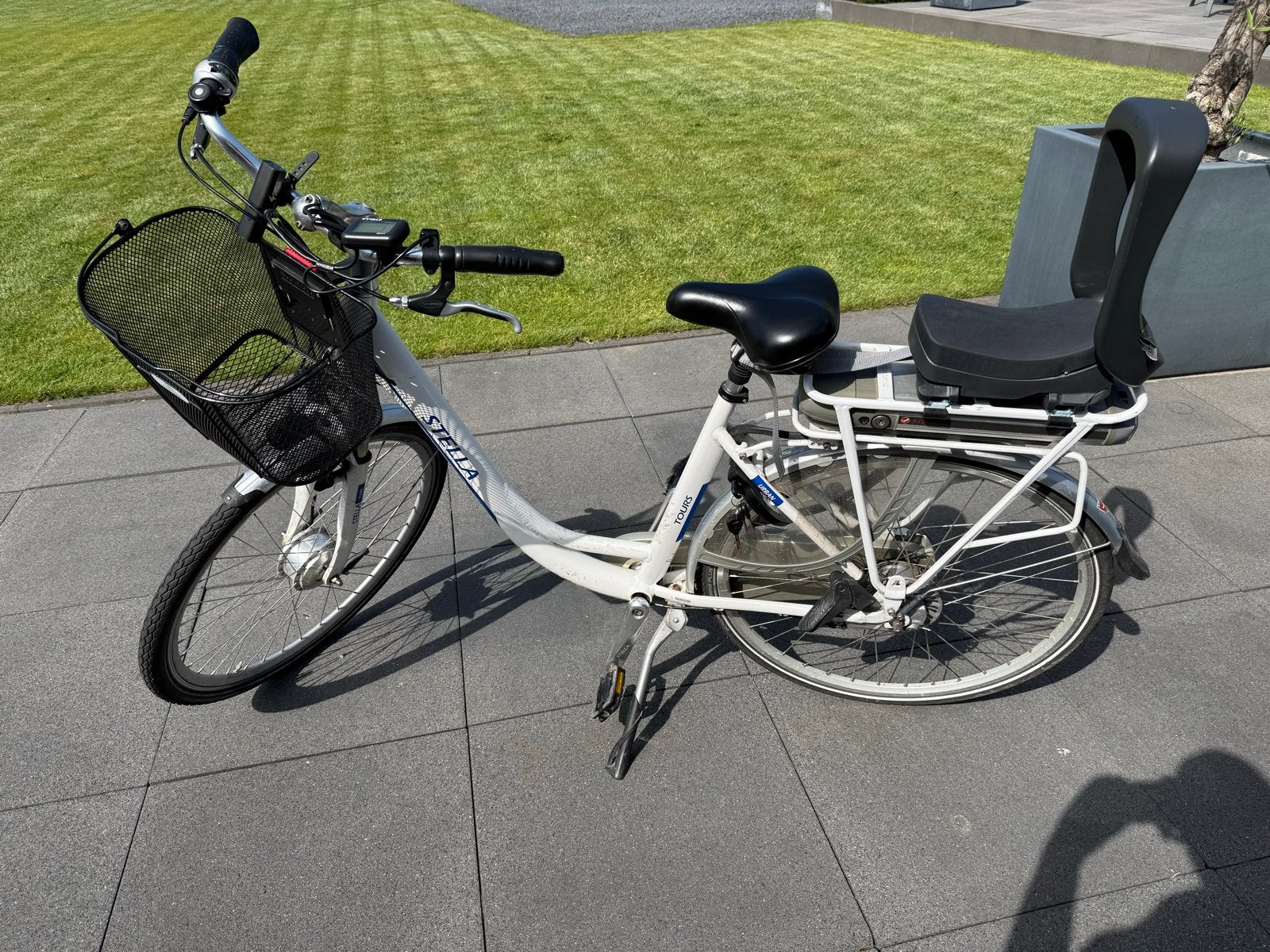 Stella Tours elektrische fiets met mand en kinderzitje, Fietsen en Brommers, Gebruikt, 51 tot 55 cm, 50 km per accu of meer, Ophalen