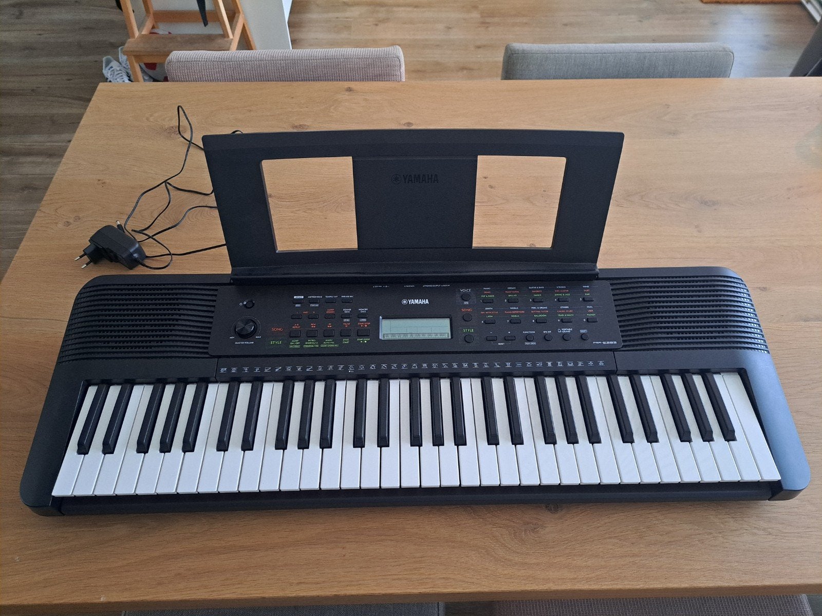 Keyboard Yamaha PSR E283, Muziek en Instrumenten, Keyboards, Ophalen of Verzenden, Zo goed als nieuw, 61 toetsen, Yamaha