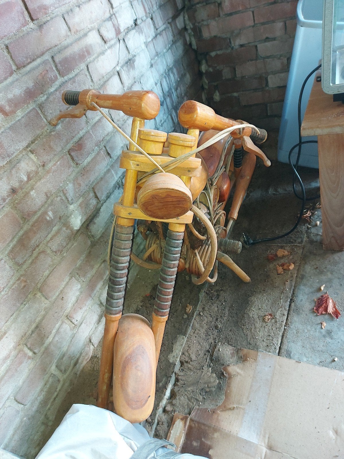 Groot houten Harley Davidson beeld, Ophalen