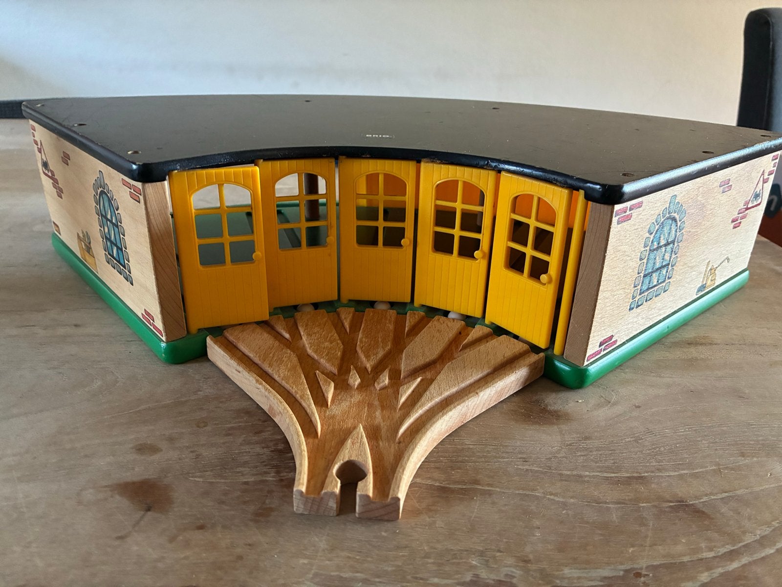 Brio Houten Locloods voor 5 Locomotieven - Gebruikt, Ophalen of Verzenden, Gebruikt, Brug, Tunnel of Gebouw, Overige merken