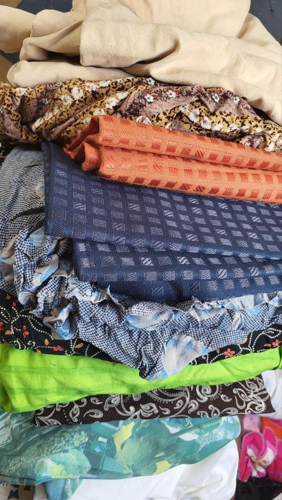Zak met 10 verschillende soorten en maten stof, Hobby en Vrije tijd, Stoffen en Lappen, Overige materialen, Overige kleuren, 120 cm of meer