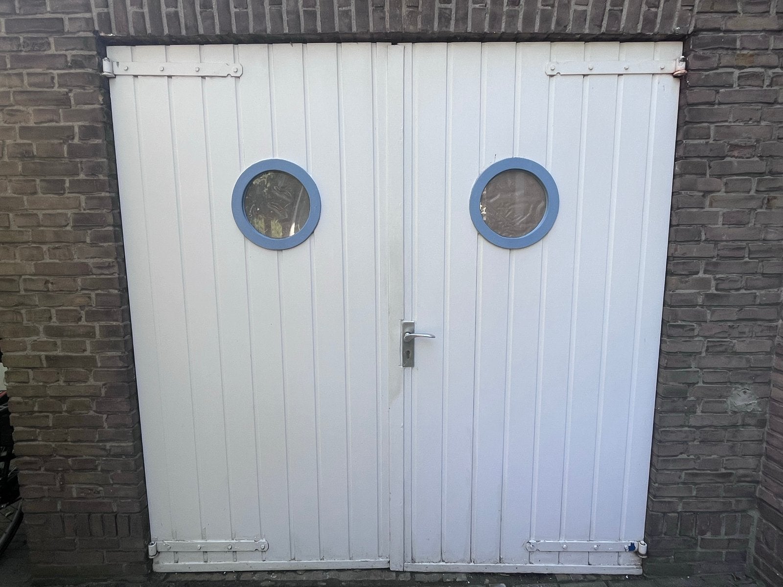 Houten garagepoort met patrijspoorten- 209x214 cm, Doe-het-zelf en Verbouw, Deuren en Horren, Ophalen, Gebruikt, 120 cm of meer