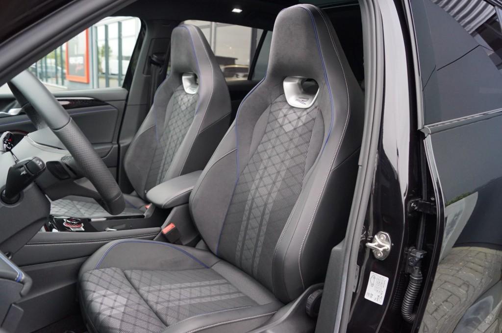 Volkswagen TIGUAN 1.5 eTSI DSG R-Line Black st 150pk /Panoda, Auto's, Volkswagen, Automaat, Stuurwielverwarming, Zwart, Bedrijf