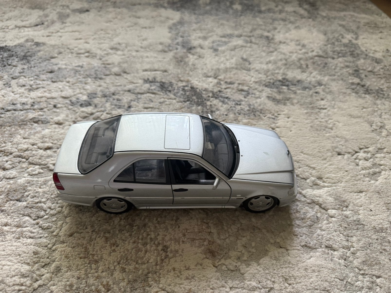 18 schaal, Hobby en Vrije tijd, Modelauto's | 1:24, Ophalen of Verzenden, Zo goed als nieuw, Bus of Vrachtwagen