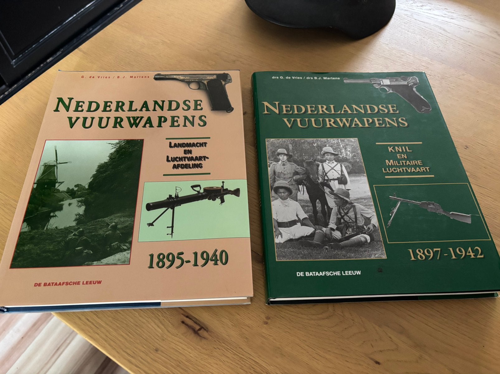 Nederlandse vuurwapens G.de Vries/B J Martens KNIL 1897/1942, Verzamelen, Militaria | Tweede Wereldoorlog, Ophalen of Verzenden