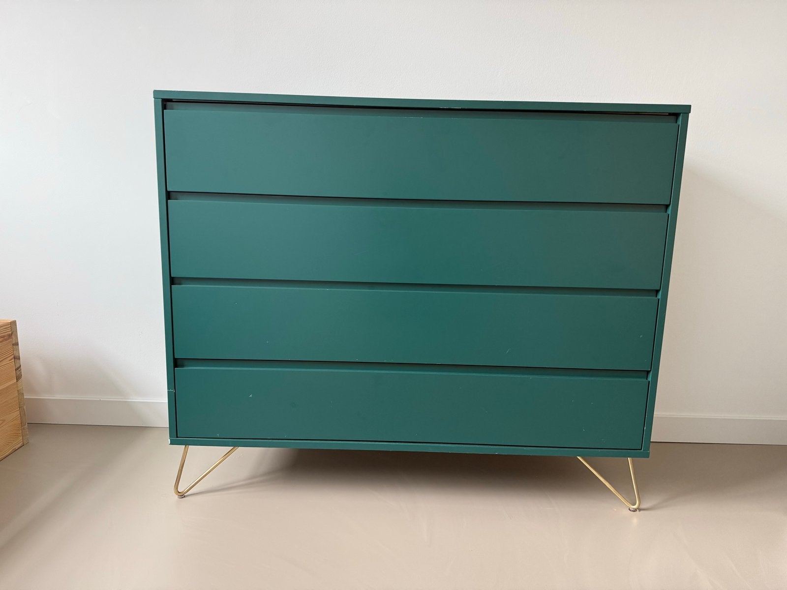 Groene ladekast met 4 laden en gouden poten, Ophalen, Gebruikt, 25 tot 50 cm, 100 tot 150 cm