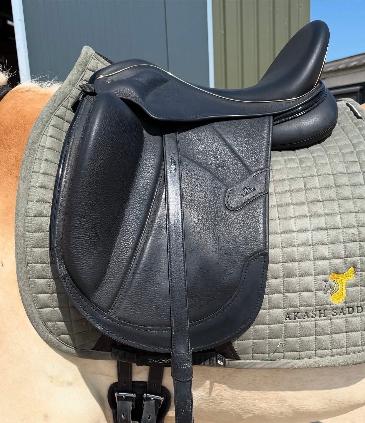 Kingsley dressuurzadel, Dieren en Toebehoren, Ophalen, L (17.5 inch), Kniewrongen, Zo goed als nieuw