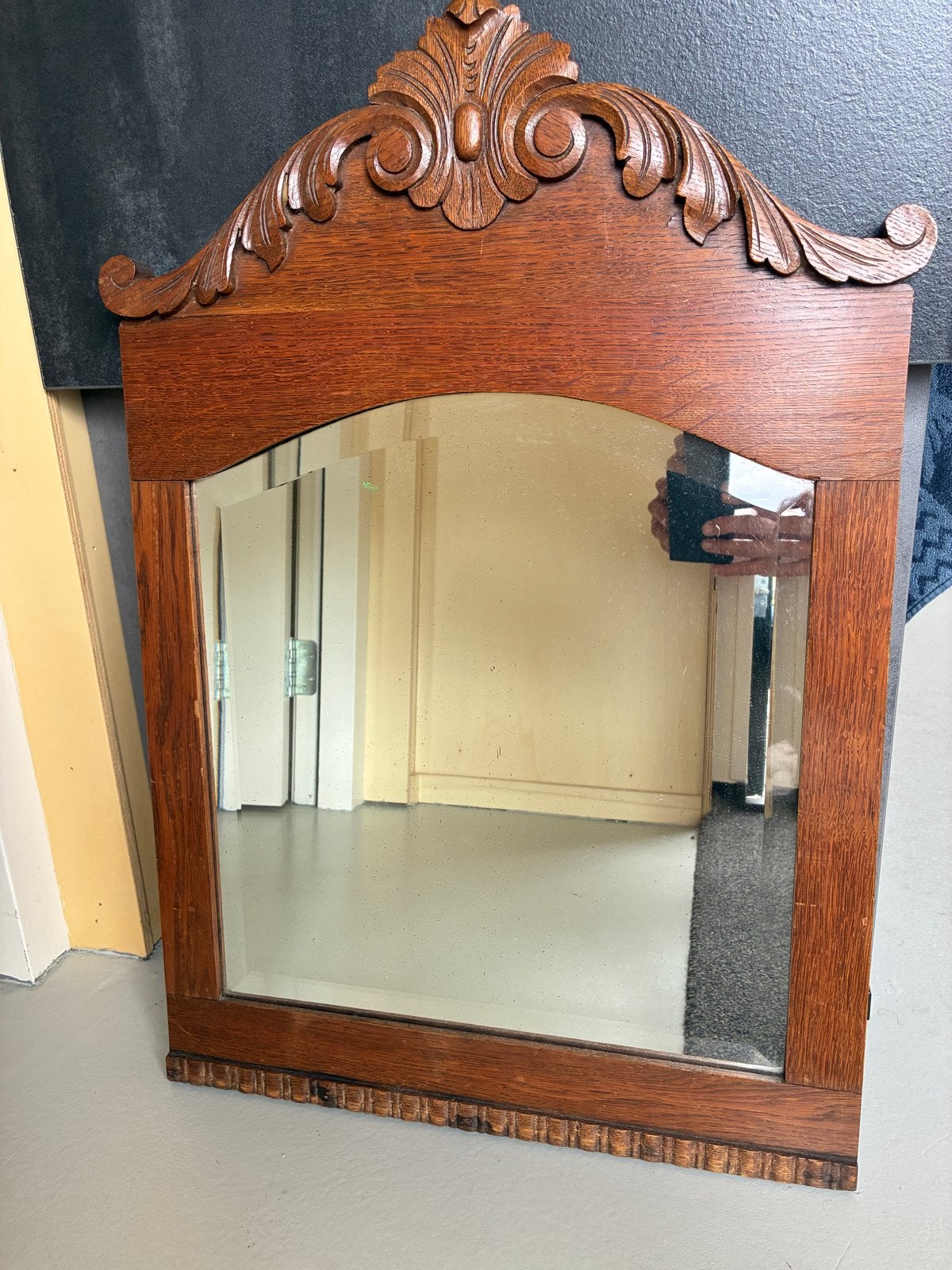 Antieke spiegel met houtsnijwerk, Antiek en Kunst, Ophalen, Overige vormen, 50 tot 100 cm, Minder dan 100 cm