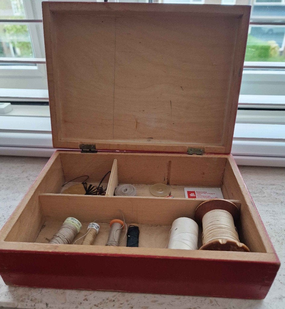 Mooi, houten, antiek naaidoosje, met inhoud, Ophalen of Verzenden