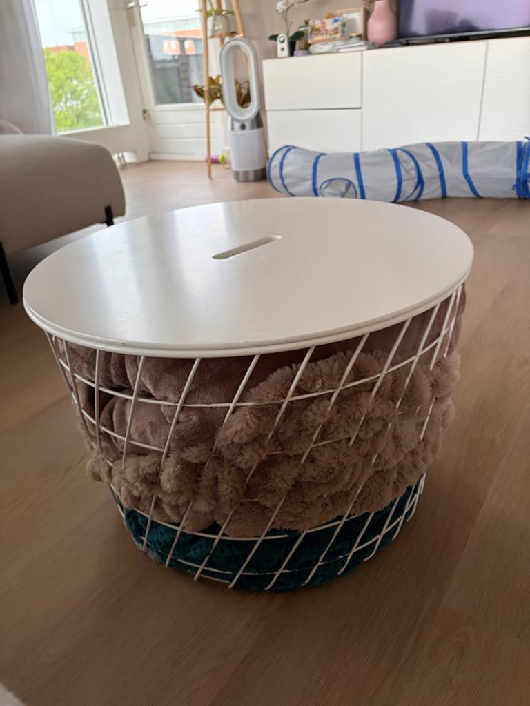 IKEA bijzettafel/opbergmand - perfect voor dekens, Huis en Inrichting, Woonaccessoires | Schalen en Manden, Zo goed als nieuw