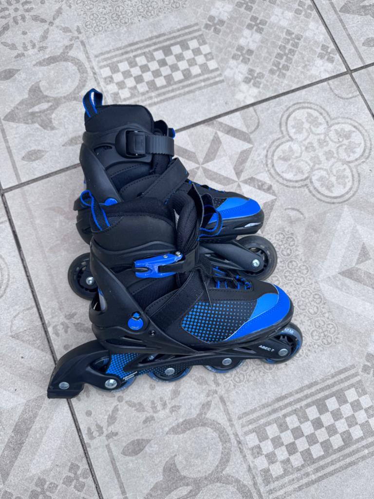 Blauwe skeelers en Knie- elleboogbeschermers roze., Verstelbaar, Kinderen, Zo goed als nieuw, Inline skates 4 wielen