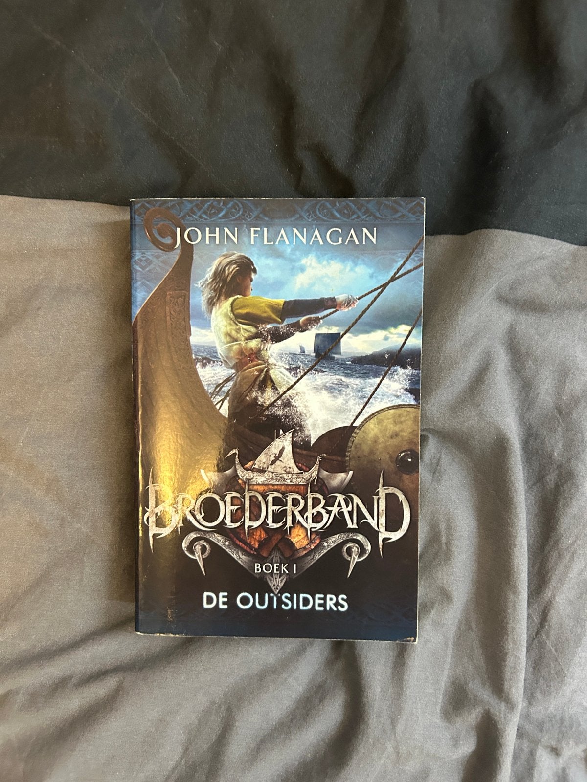 Broederband Boek 1: De Outsiders - John Flanagan, Ophalen of Verzenden, Zo goed als nieuw, Fictie