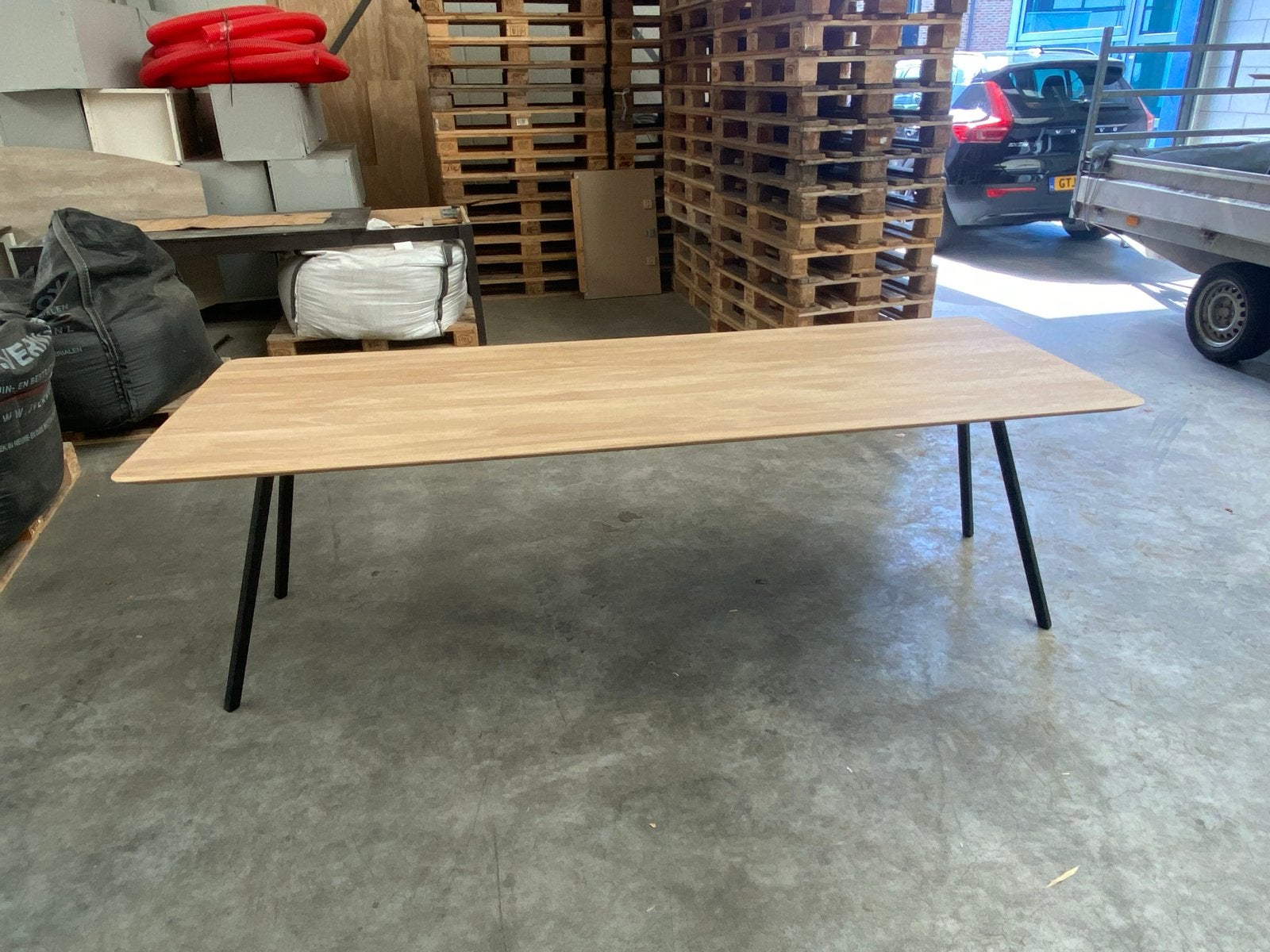 Studio Henk eiken eettafel 240x90 cm, zwart onderstel, Huis en Inrichting, Tafels | Eettafels, Ophalen, Eikenhout, 200 cm of meer