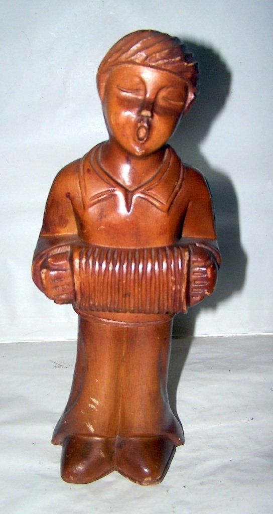 Handgesneden houten beeld -Jongen met harmonica. H. 31cm., Ophalen of Verzenden, Handgemaakt, 20 - 50 cm, Beeld