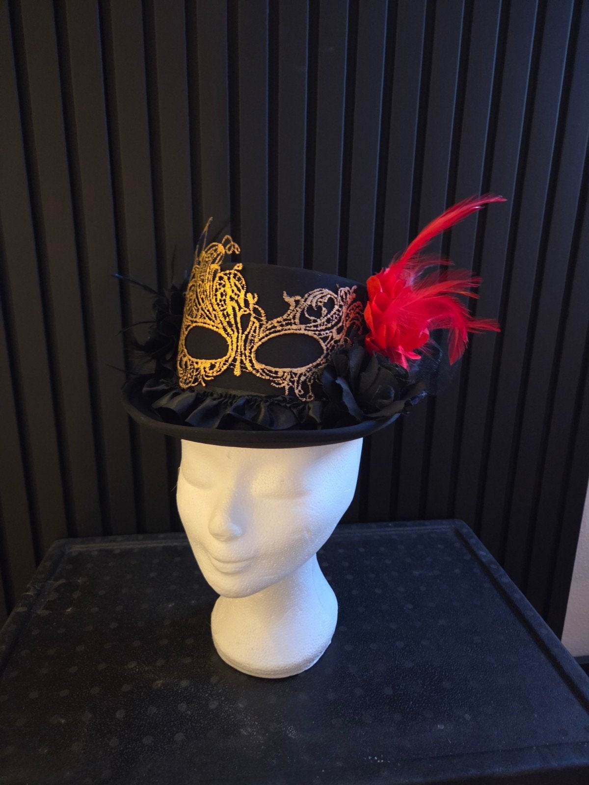 Unieke Feest Hoed met Masker en Veren, Kleding | Dames, Ophalen, Hoed, One size fits all, Onbekend