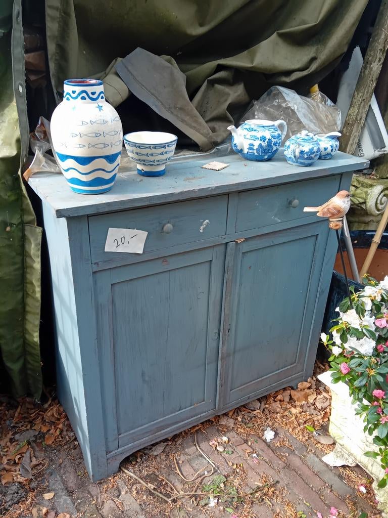 Vintage blauwe houten kast met lades en deuren