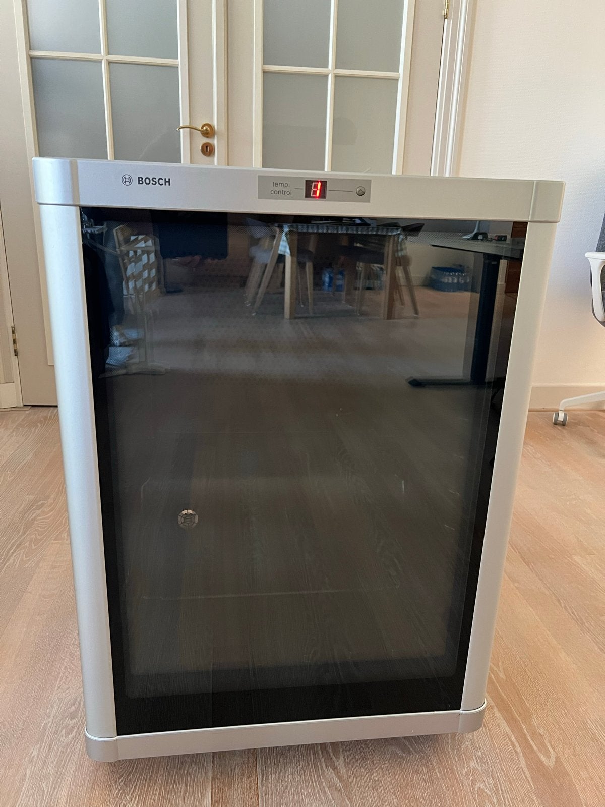Bosch KTW18V80 Wijnkoelkast - 140L, Energie A, Houtplateaus, 100 tot 150 liter, Energieklasse A of zuiniger, 45 tot 60 cm, Ophalen