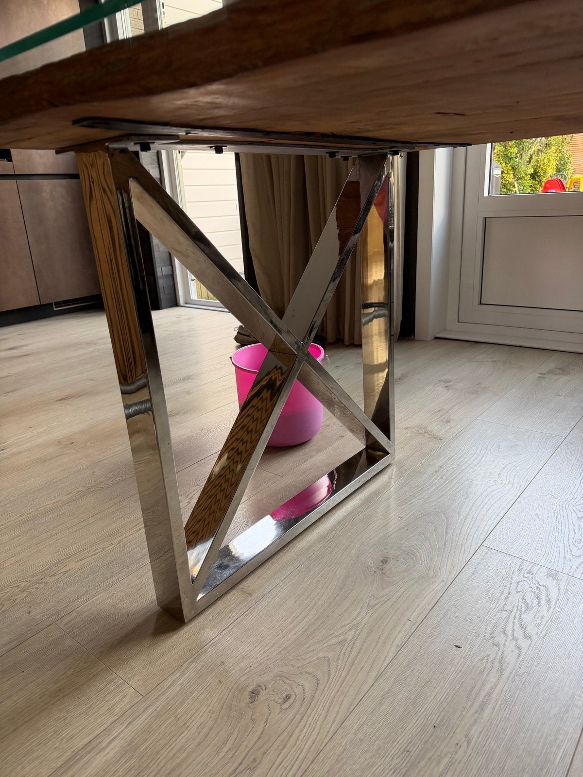 Unieke eettafel met glazen blad en metalen onderstel, Huis en Inrichting, Ophalen, Gebruikt, 100 tot 150 cm, 200 cm of meer