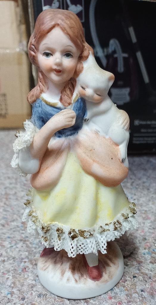 Porseleinen biscuit beeldje meisje met kat, Antiek en Kunst, Antiek | Porselein, Ophalen of Verzenden