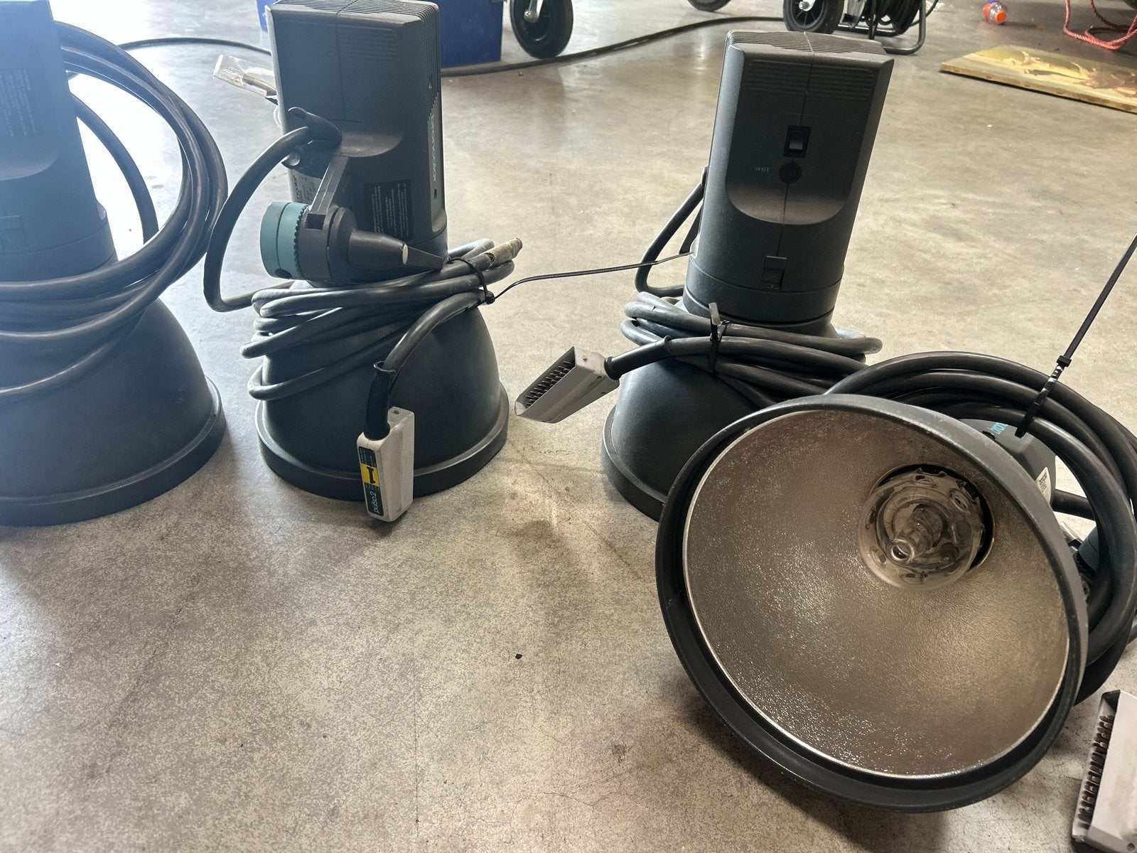 Broncolor Pulso A2 flitsgenerator met 4 lampen en kabels, Overige merken, Flitser, Ophalen, Gebruikt