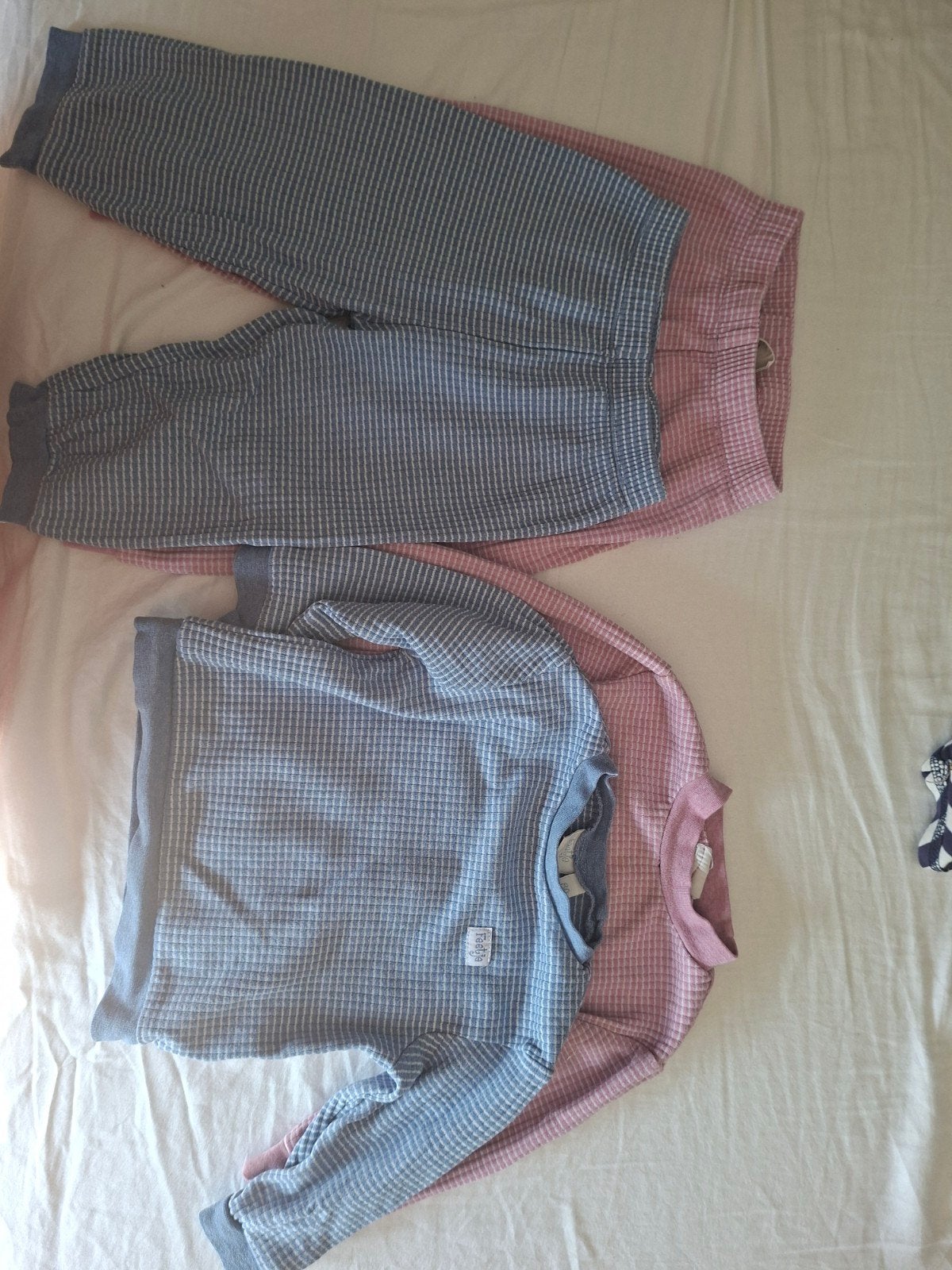 2 pyjama's feetje: blauw (80) en roze (86), Ophalen of Verzenden, Zo goed als nieuw, Onbekend, Jongetje of Meisje