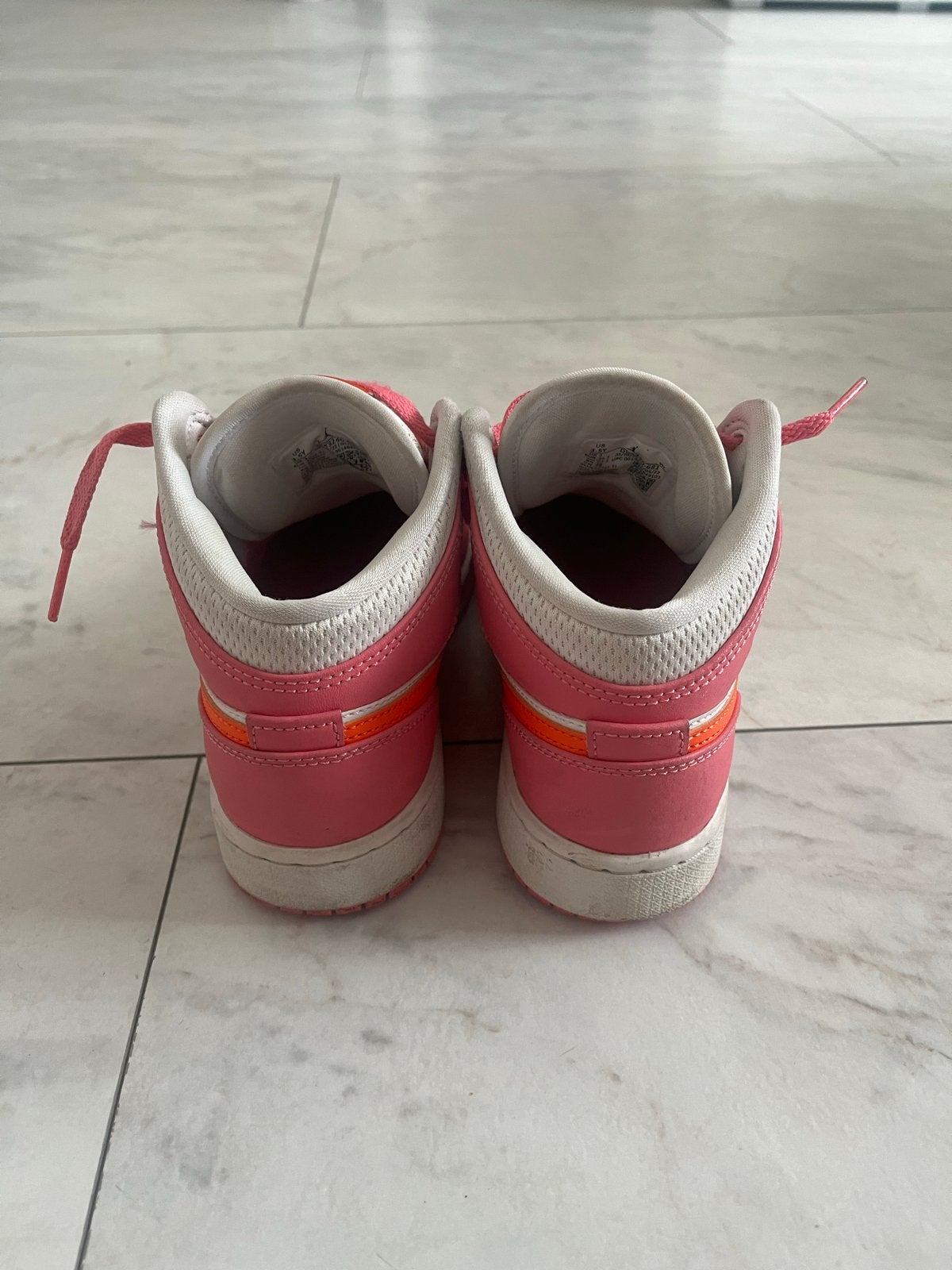 Nike Jordan 1 Mid Roze/Wit - Maat 35.5, Ophalen, Gedragen, Roze, Sneakers of Gympen