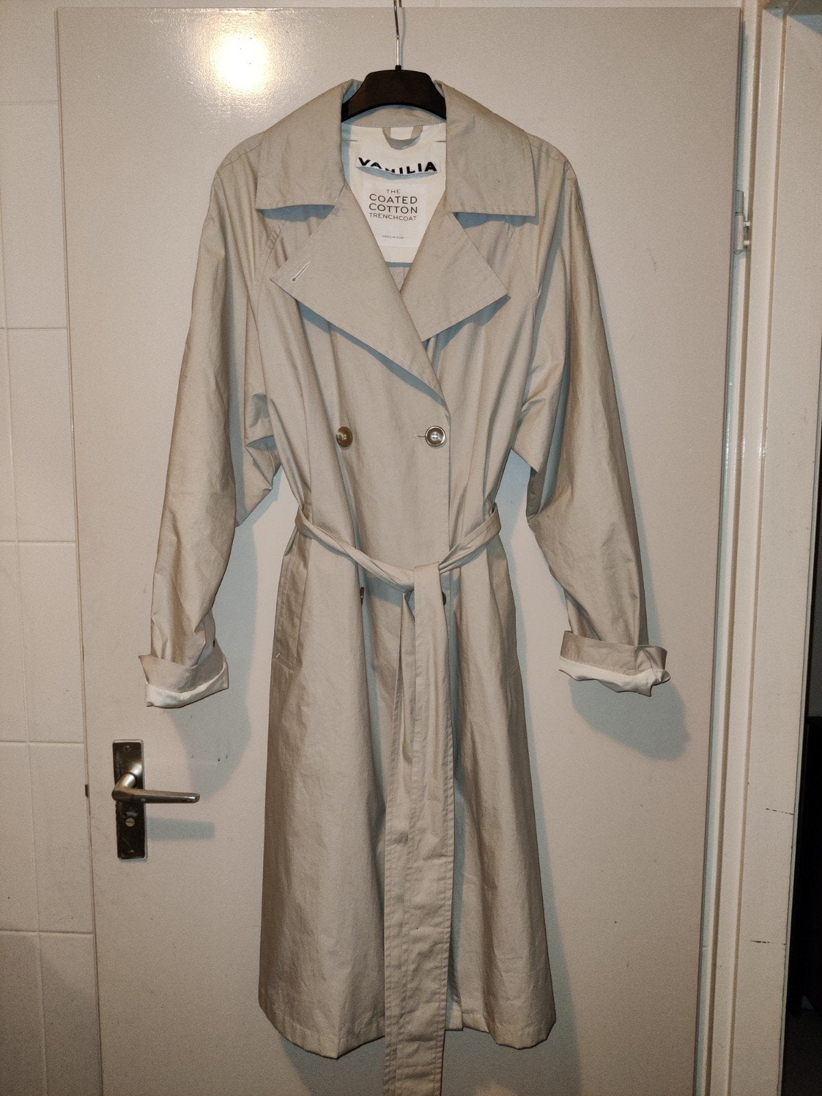 Vanilia trenchcoat maat M, Ophalen of Verzenden, Zo goed als nieuw, Maat 38/40 (M), Beige