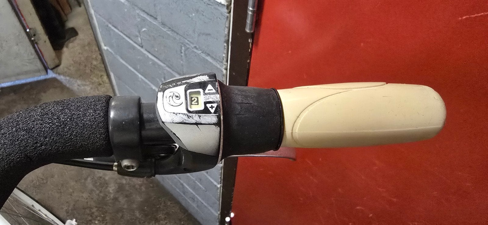 Witte stadsfiets met versnellingen en fietstassen, Fietsen en Brommers, Velgrem, Versnellingen, Ophalen, Overige merken