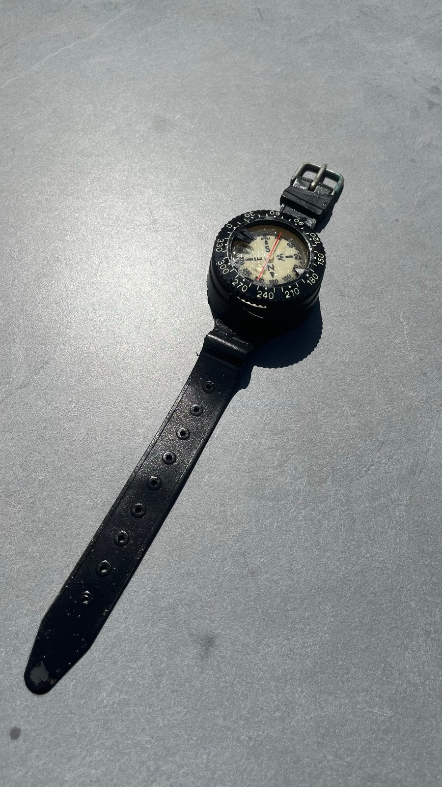 Vintage polsband kompas - ideaal voor avonturiers, Sieraden, Tassen en Uiterlijk, Horloges | Heren, Kunststof, Gebruikt, Polshorloge
