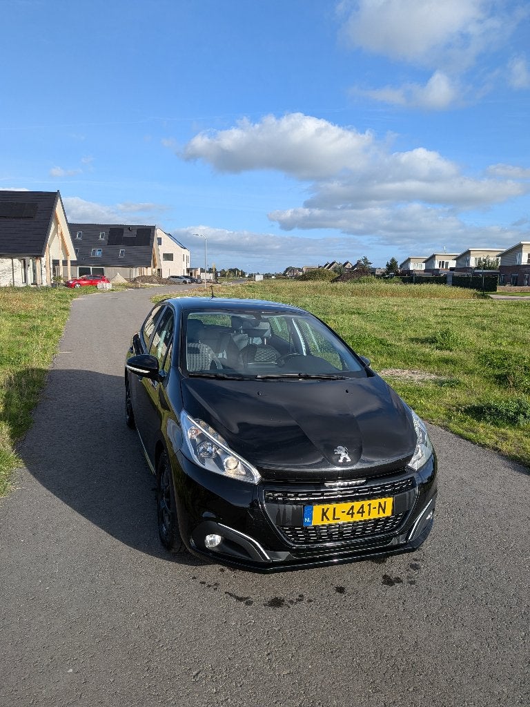 Peugeot 208 1.6 HDI 73KW 5-D 2016 Zwart, Auto's, Voorwielaandrijving, USB, 4 cilinders, Leder en Stof