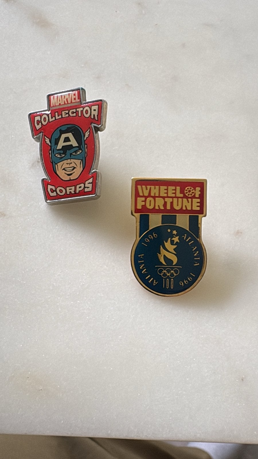 2 verzamelpins: Marvel Collector Corps & Wheel of Fortune, Ophalen of Verzenden, Gebruikt, Figuurtje, Speldje of Pin