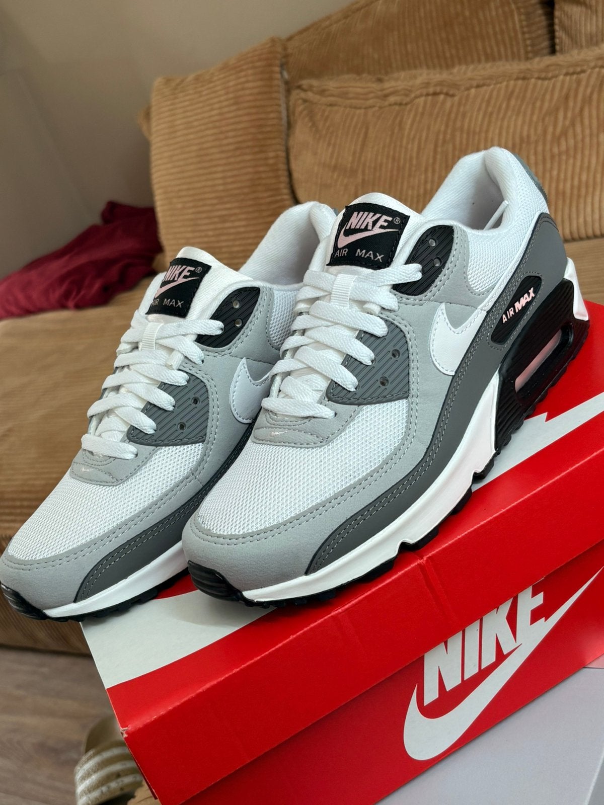Nieuwe Nike Air Max 90 in de kleur grijs/wit/roze. Maat 42.5, Kleding | Dames, Schoenen, Ophalen of Verzenden, Nieuw, Grijs, Sneakers of Gympen