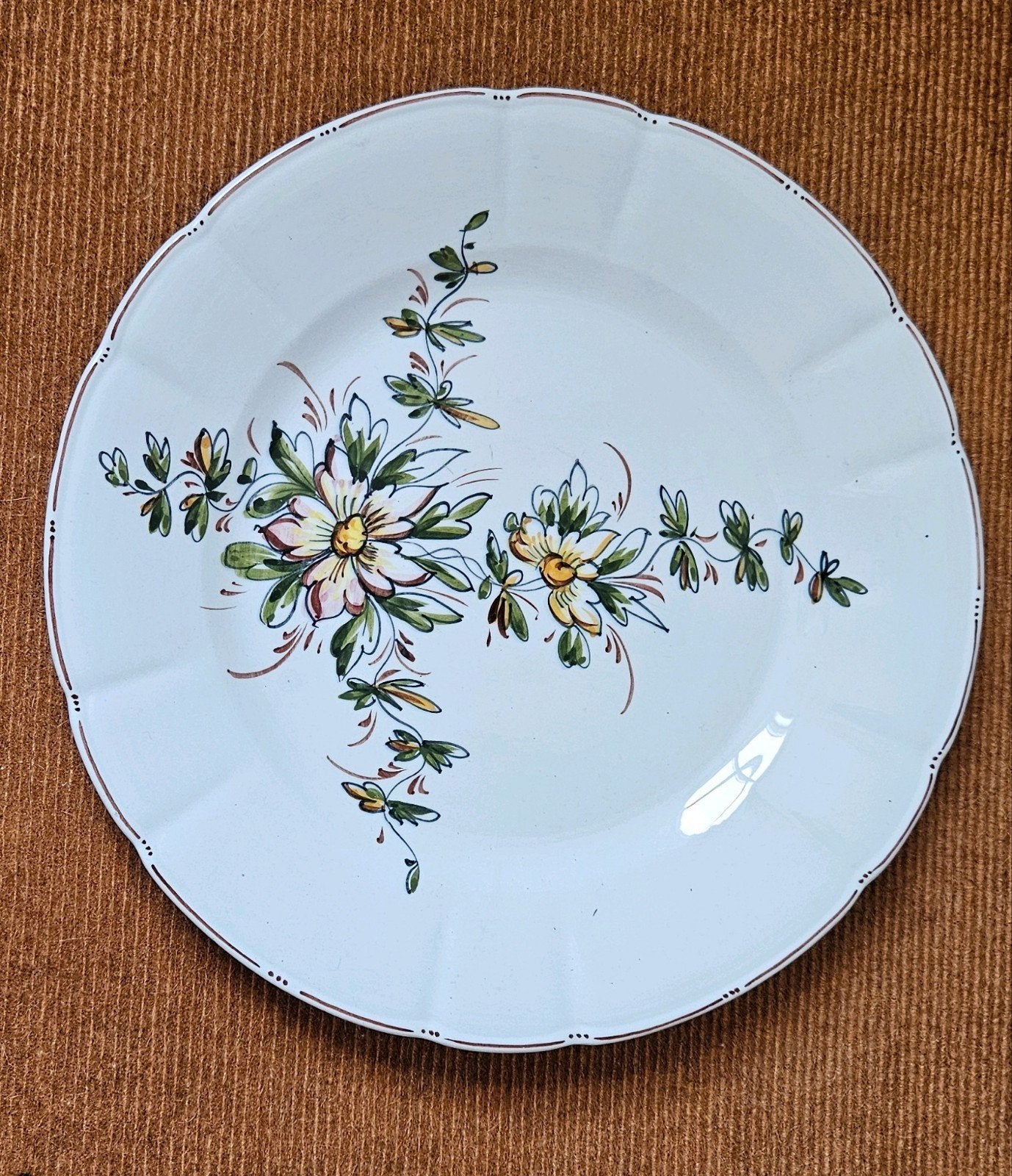 Groot aardewerk bord, bloemmotief, doorsnede 31 cm, Ophalen of Verzenden