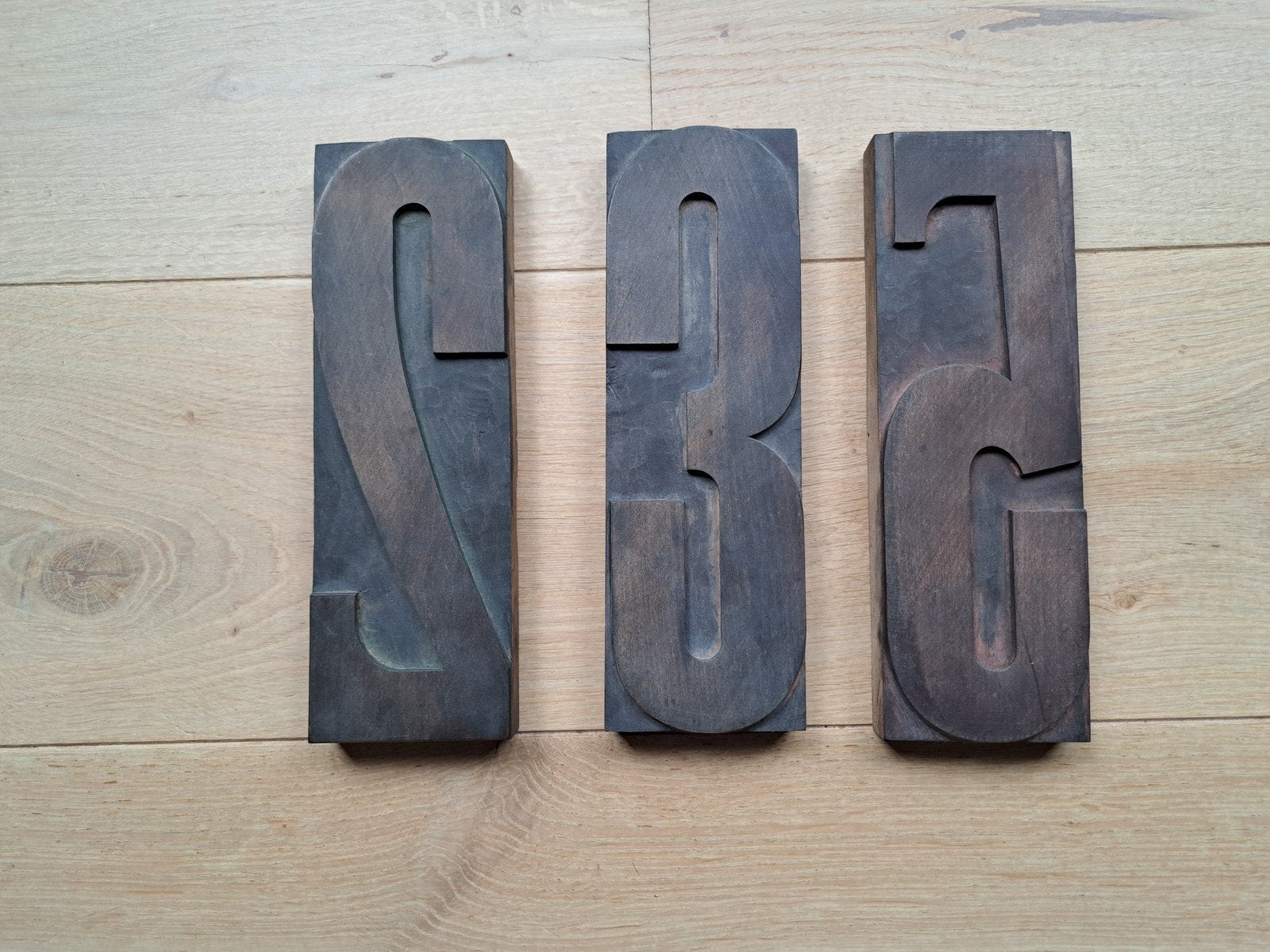 Vintage houten drukletters - set van 3 (2, 3, 5), Ophalen of Verzenden