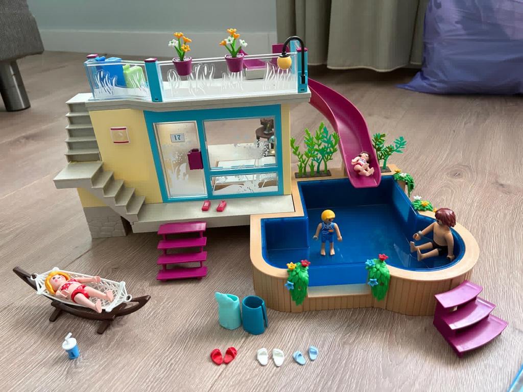 Playmobil Family Fun Vakantiehuis met Zwembad (70435), Ophalen of Verzenden, Zo goed als nieuw, Complete set