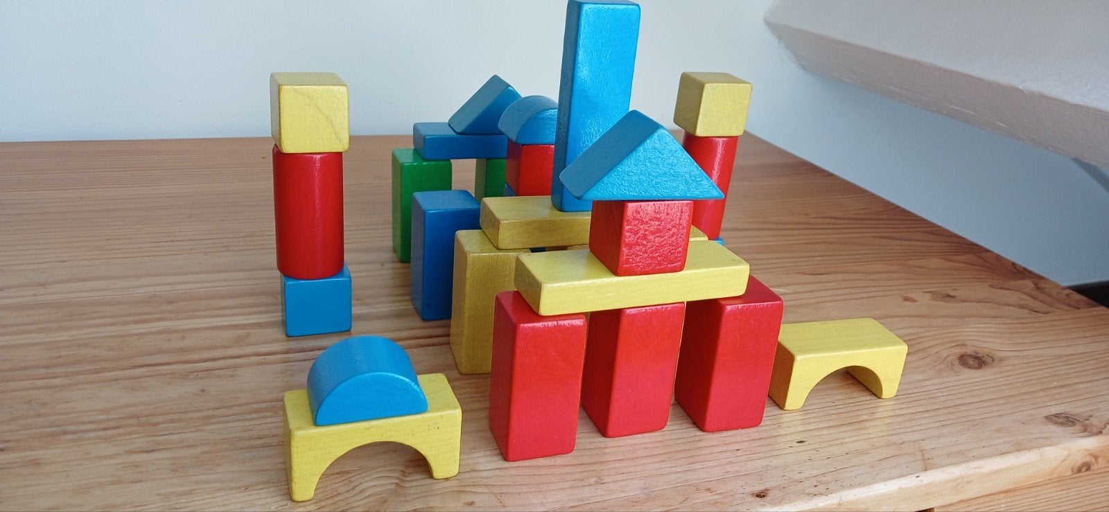 Houten bouwblokken in diverse kleuren met opbergdoos, Ophalen of Verzenden, Gebruikt, Overige merken