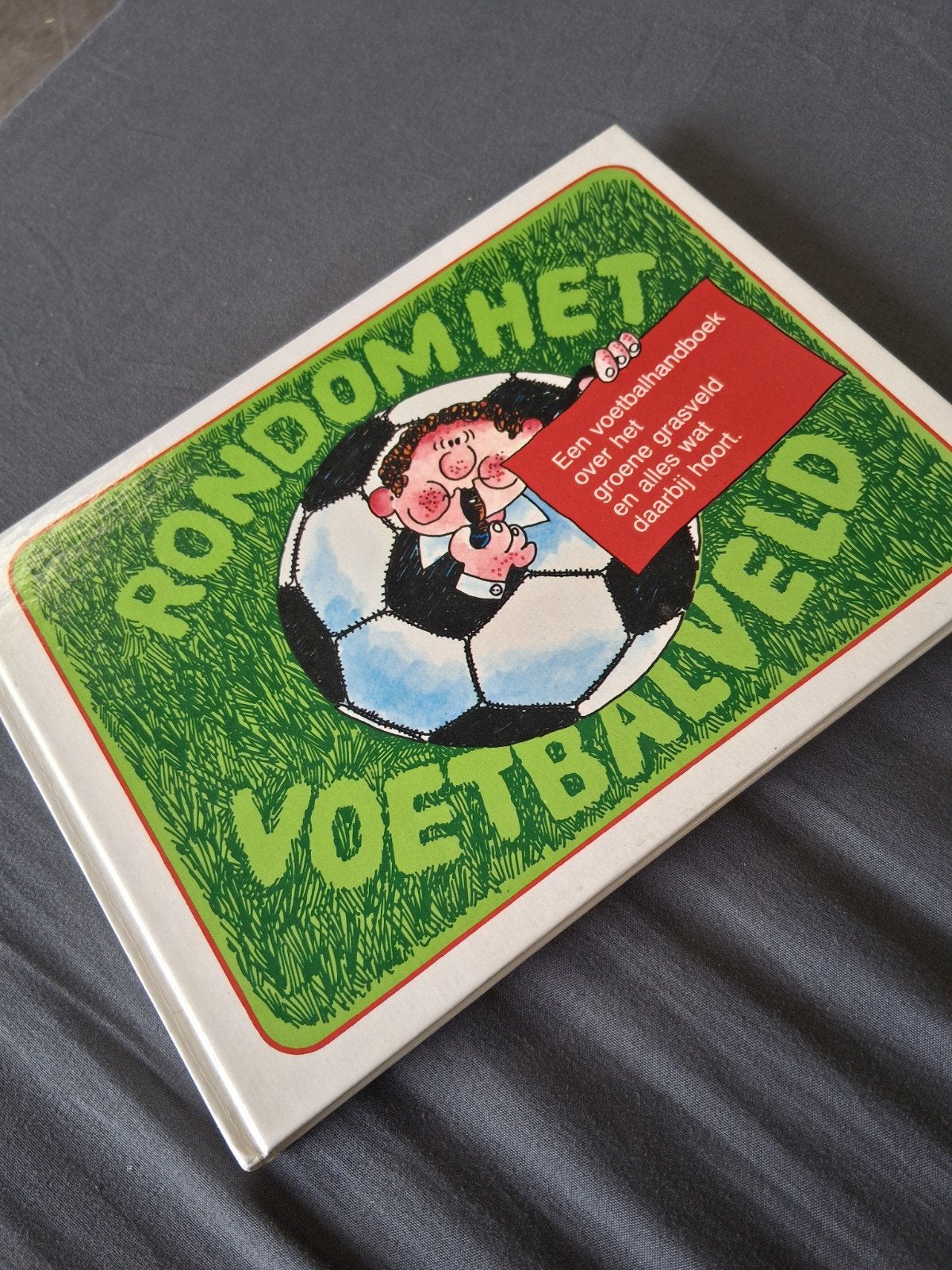 Rondom het voetbalveld - Een voetbalhandboek, Ophalen of Verzenden, Zo goed als nieuw, Onbekend, Balsport