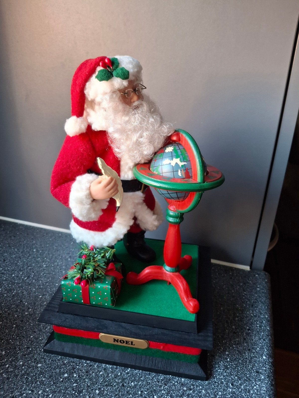kerstman met wereldbol met muziek, Ophalen of Verzenden