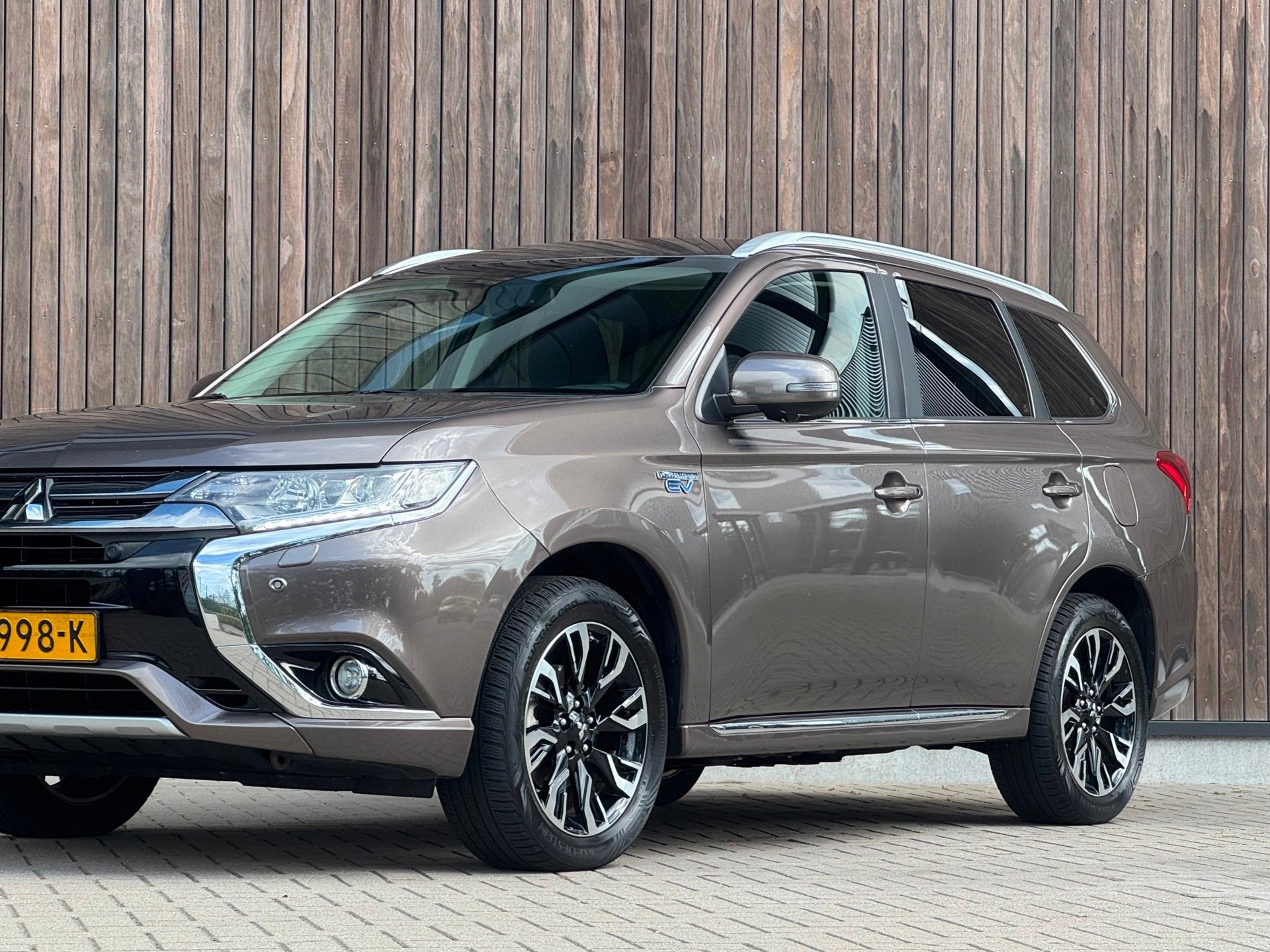 Mitsubishi Outlander 2.0 PHEV Instyle / Facelift /, 1998 cc, 4 cilinders, Bruin, 1820 kg